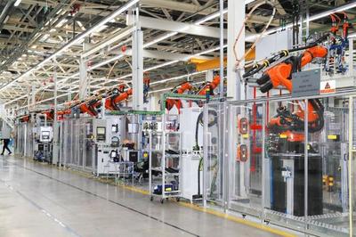 北京奔馳全新電池生產(chǎn)線建成，電動(dòng)化進(jìn)程全面提速，首搭車型EQE引領(lǐng)高端電動(dòng)出行